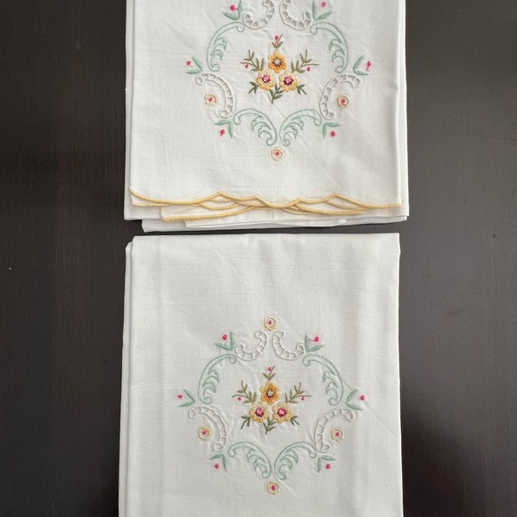 Vintage Pair of Embroidered Pillowcases - Picture 1 of 6